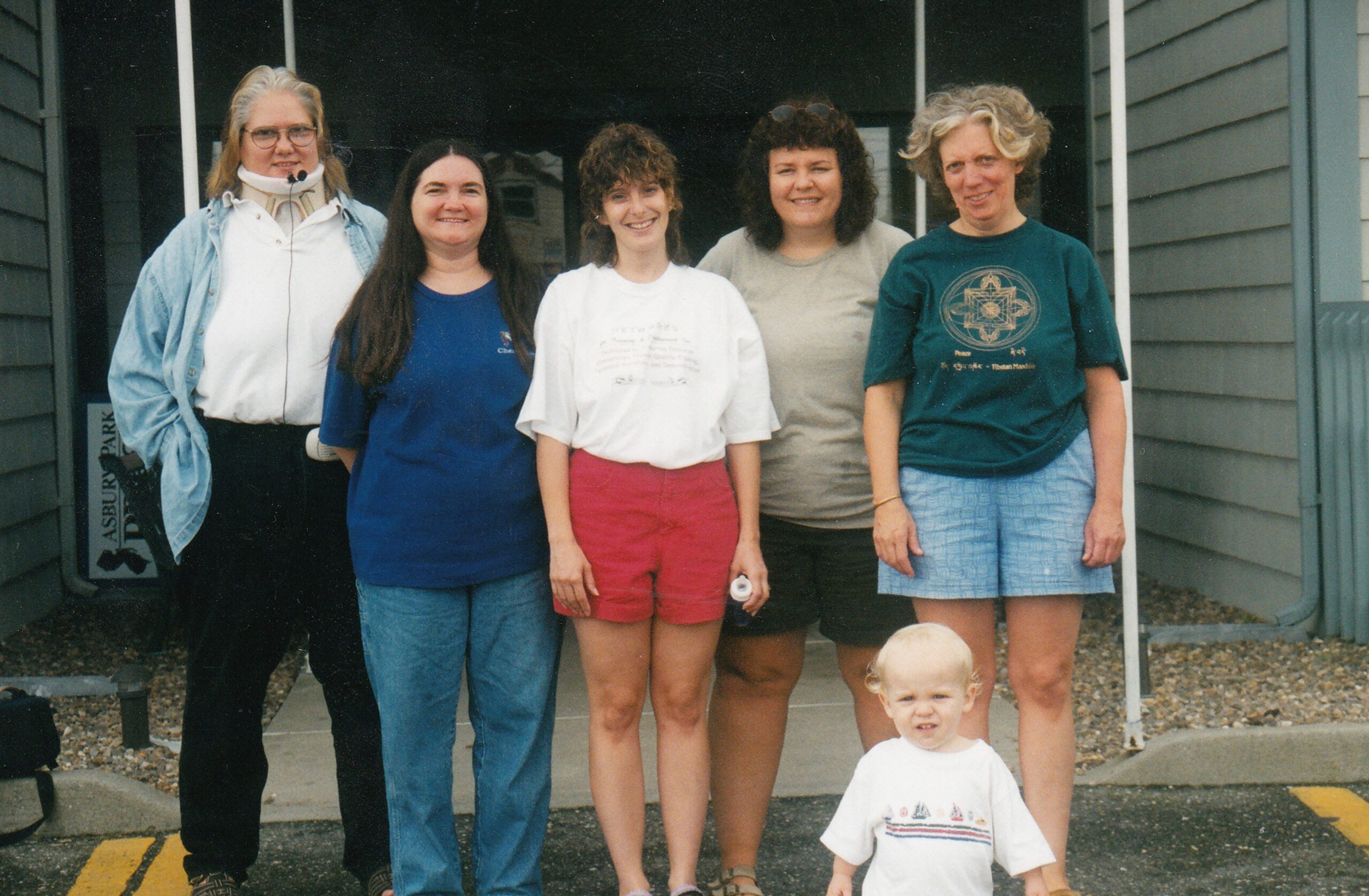 Diane (wearing neck brace), Doris, Michelle, Pat and others posing outside.